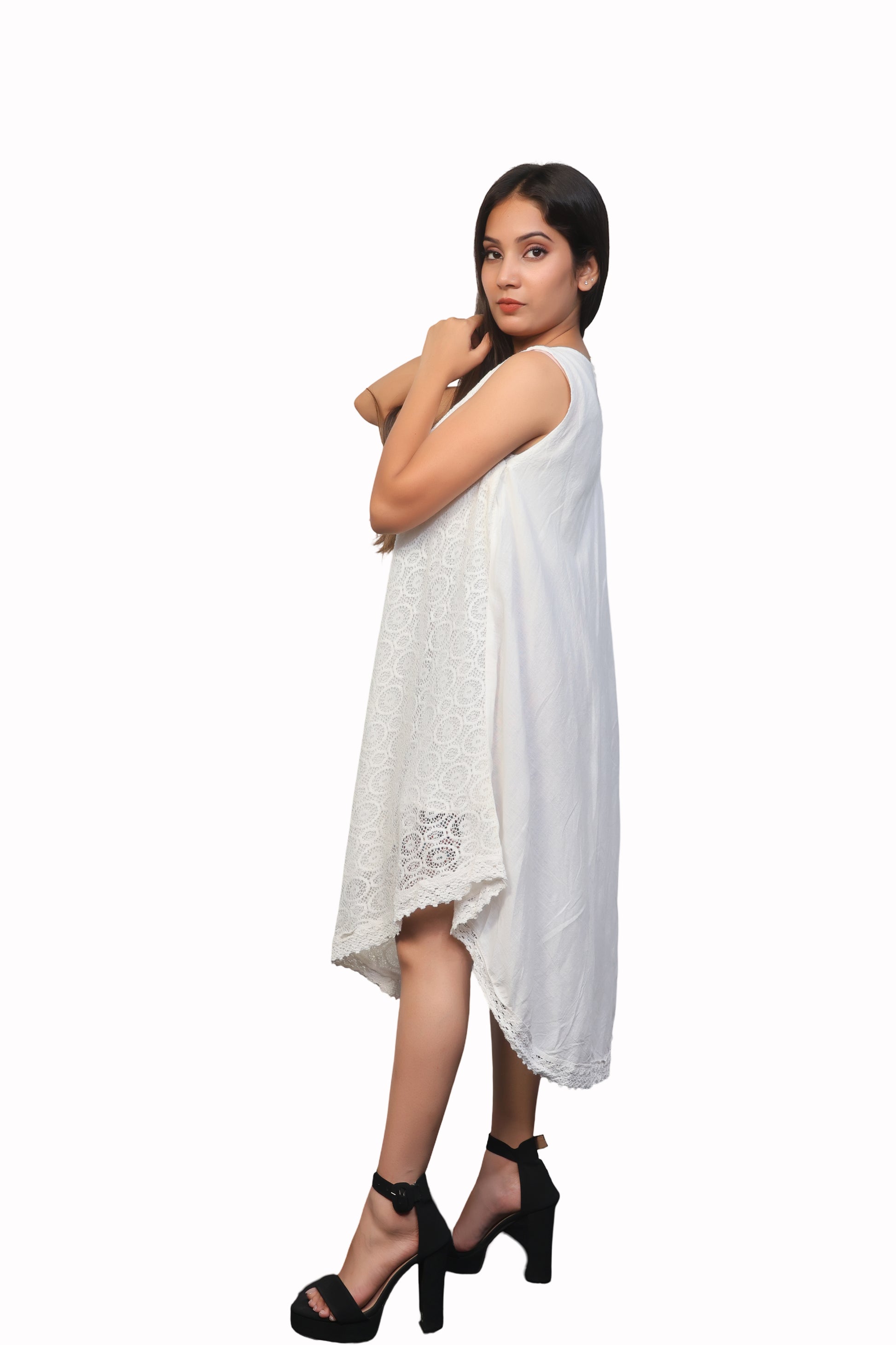 Women's black & white sleeveless U-neck dress for spring & summer.