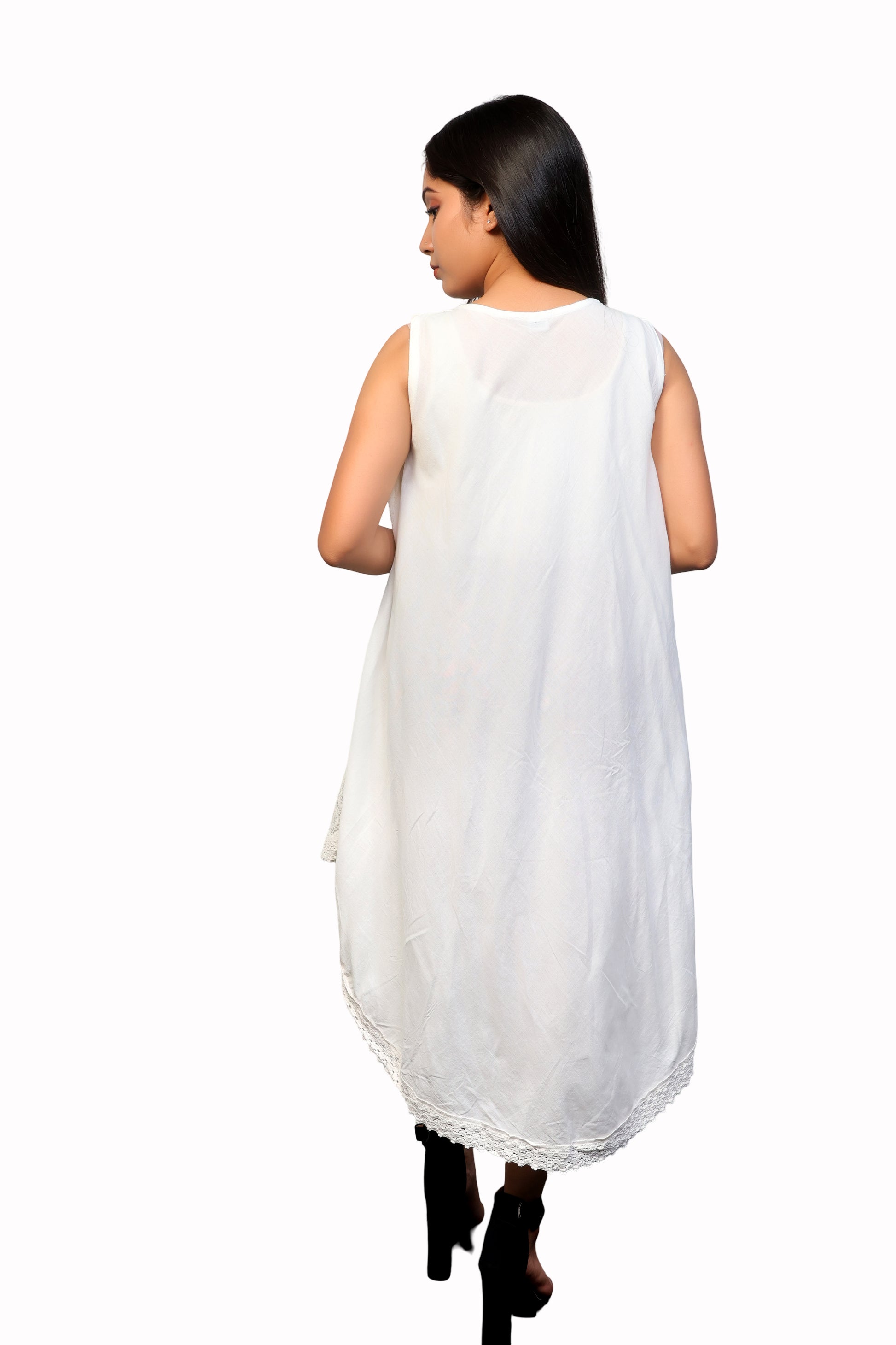 Women's black & white sleeveless U-neck dress for spring & summer.