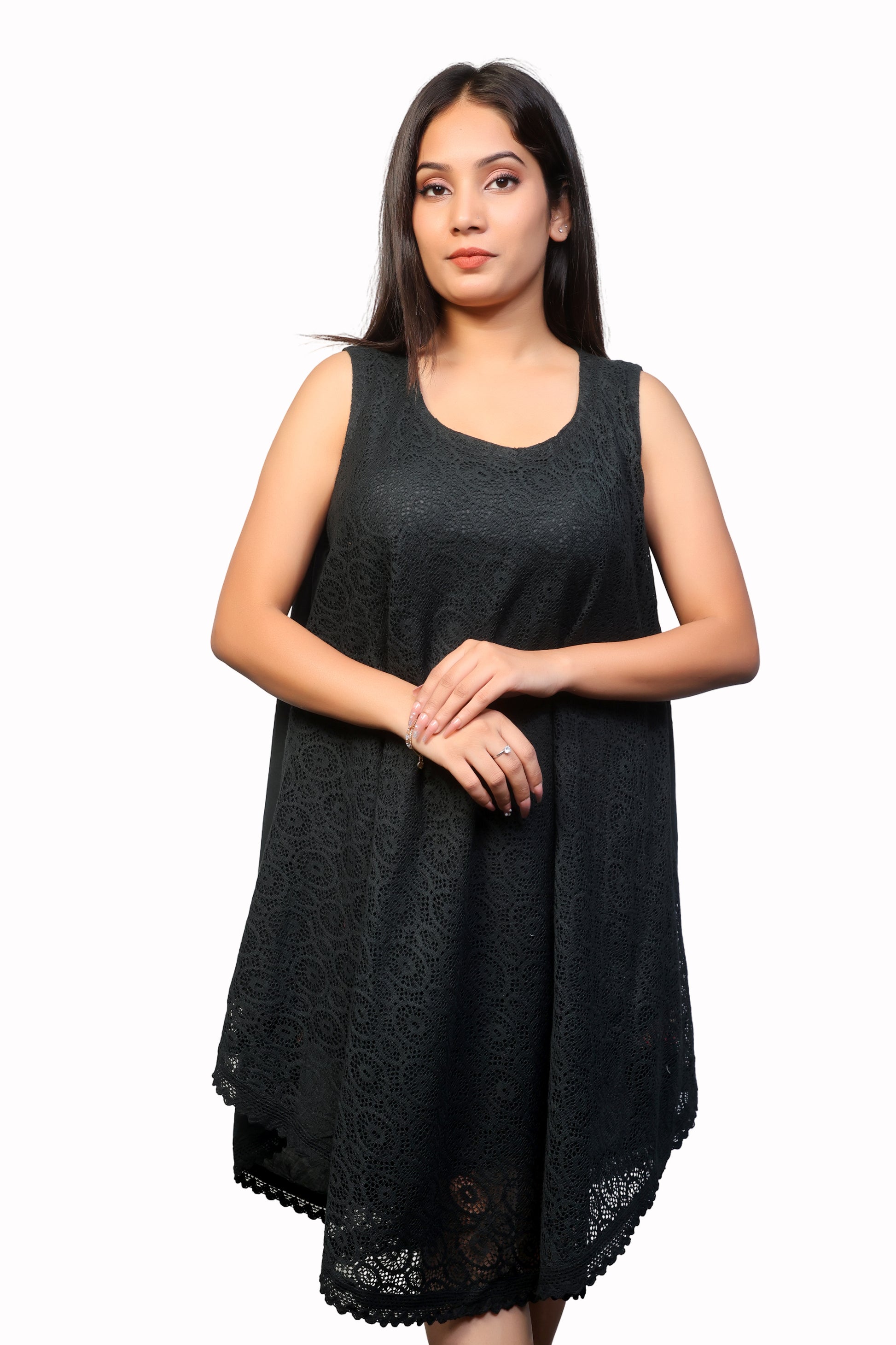 Women's black & white sleeveless U-neck dress for spring & summer.