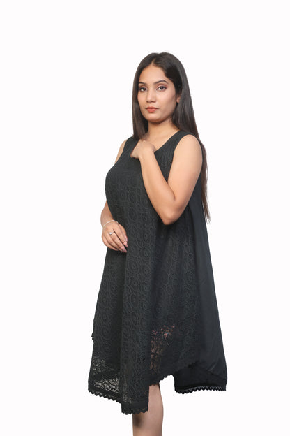 Women's black & white sleeveless U-neck dress for spring & summer.