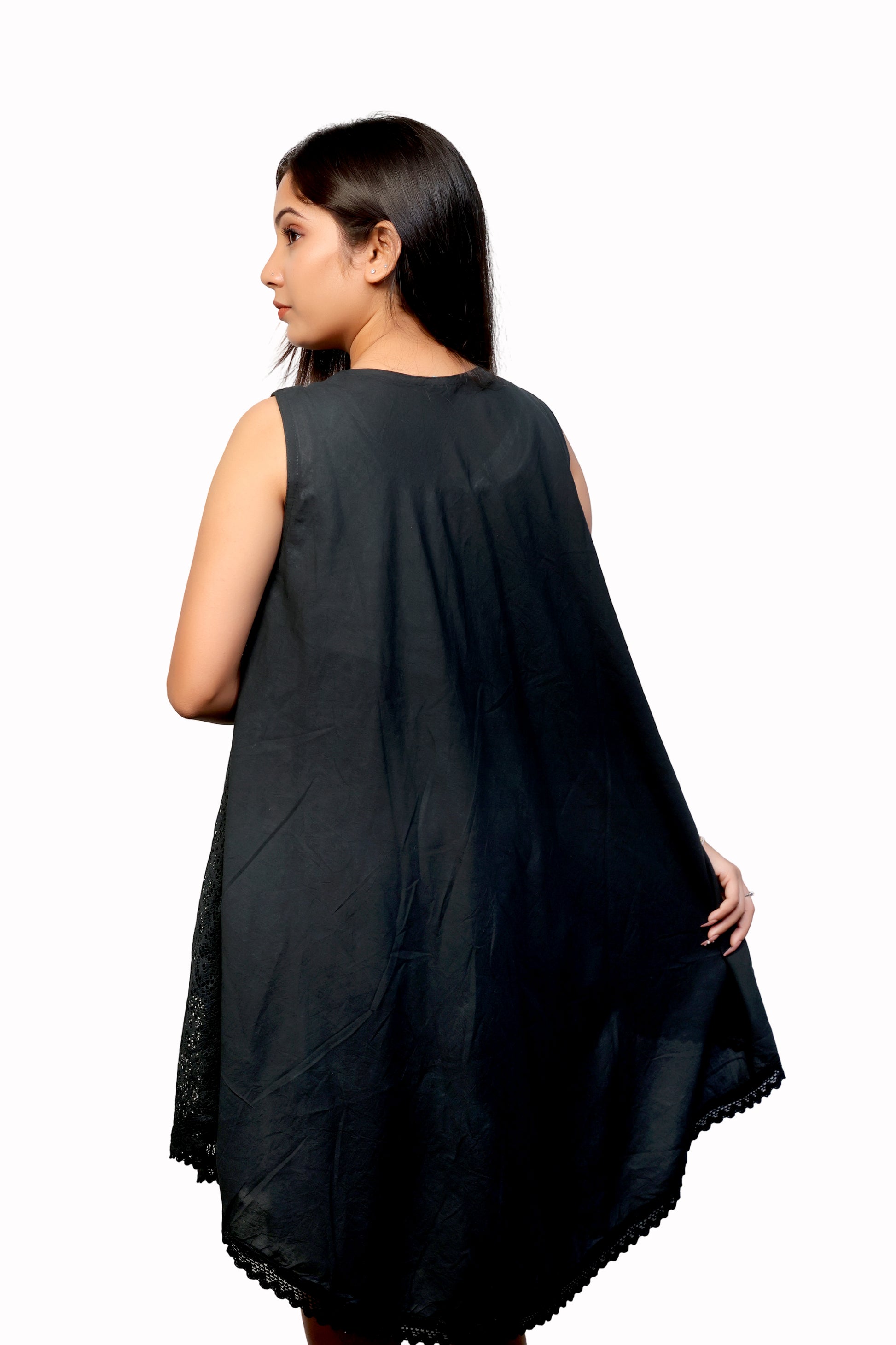 Women's black & white sleeveless U-neck dress for spring & summer.