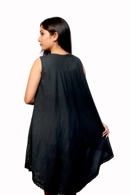 Women's black & white sleeveless U-neck dress for spring & summer.