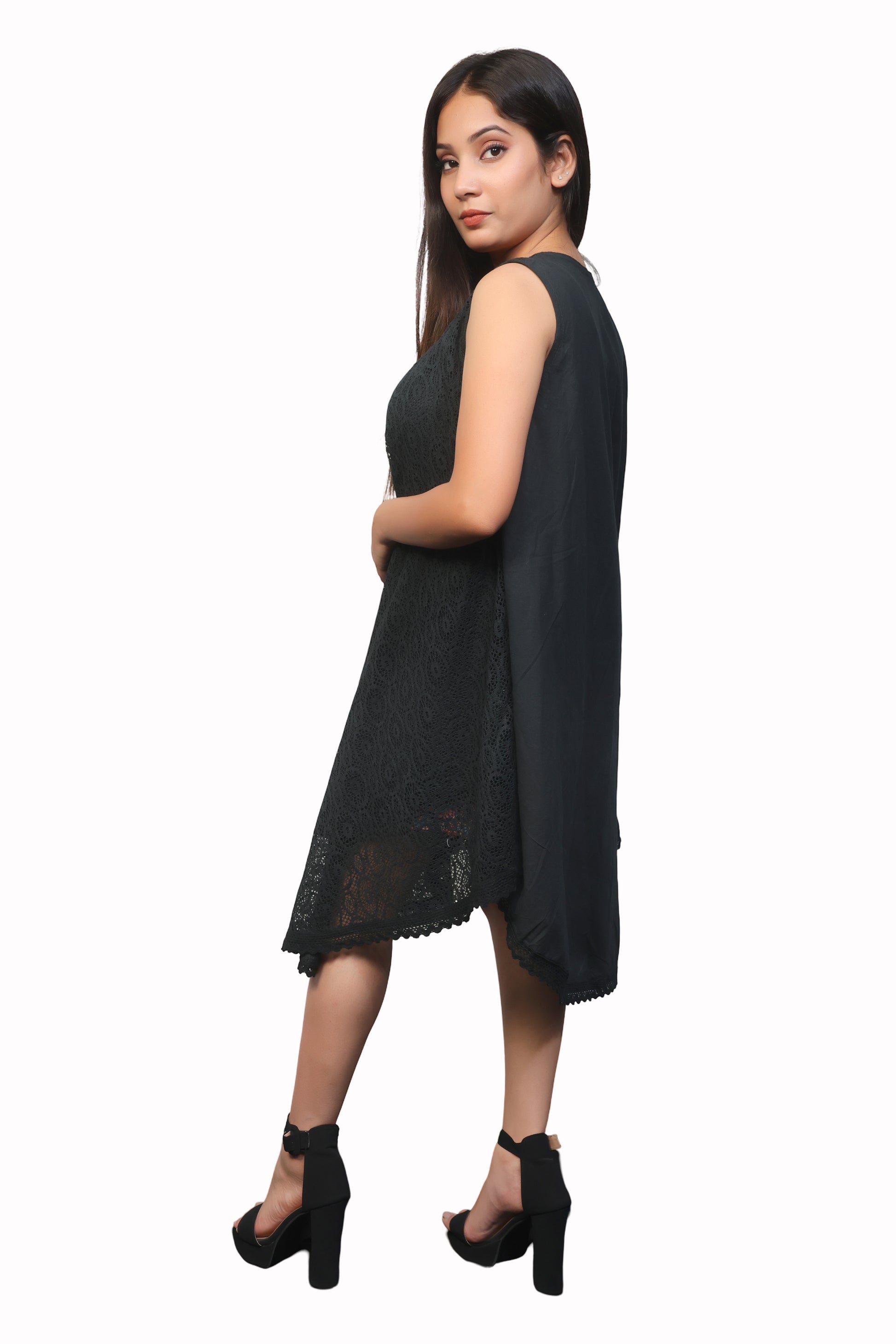 Women's black & white sleeveless U-neck dress for spring & summer.