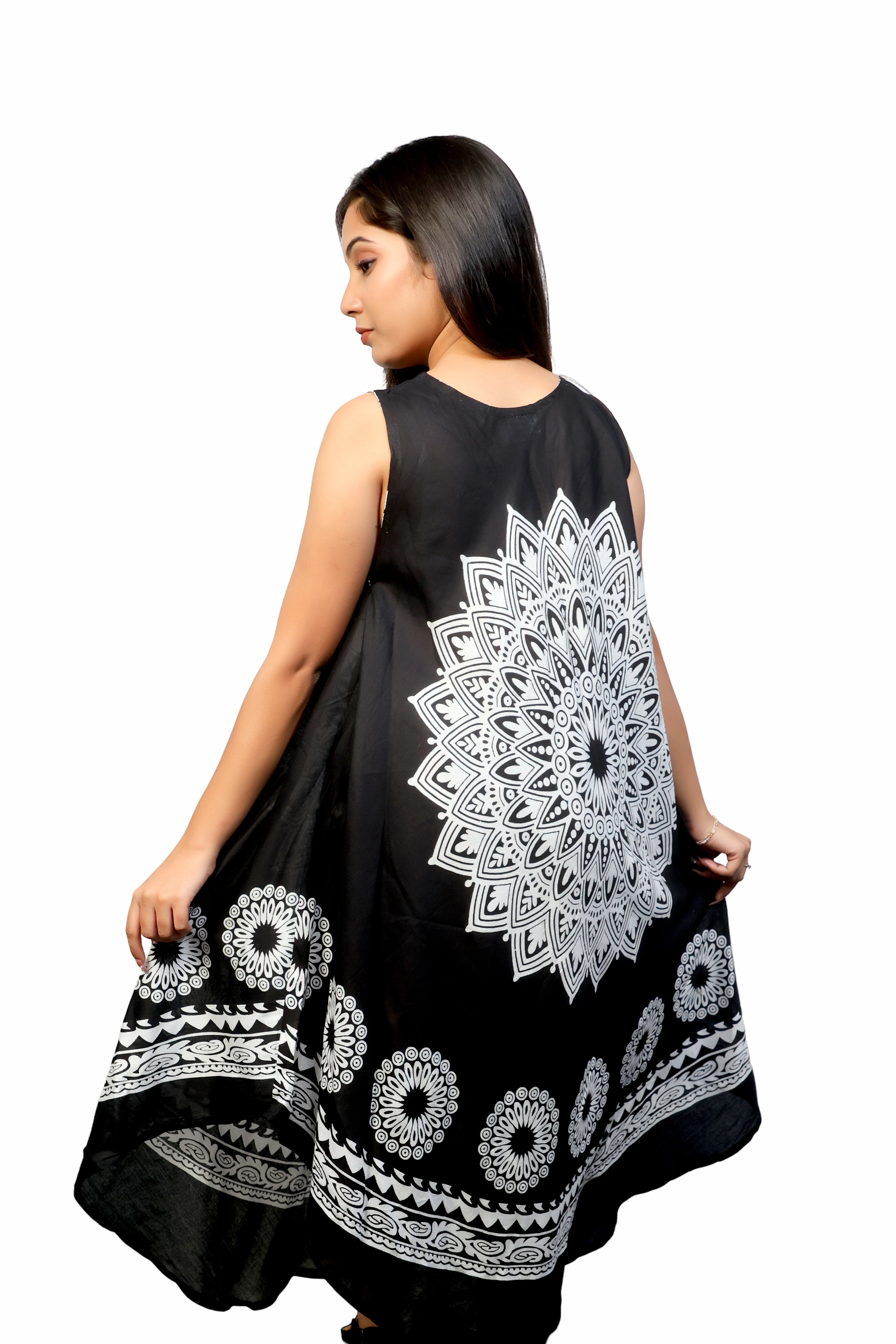 Women's black & white sleeveless U-neck dress for spring & summer