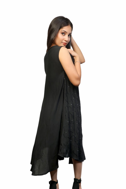 Women's black & white sleeveless U-neck dress for spring & summer